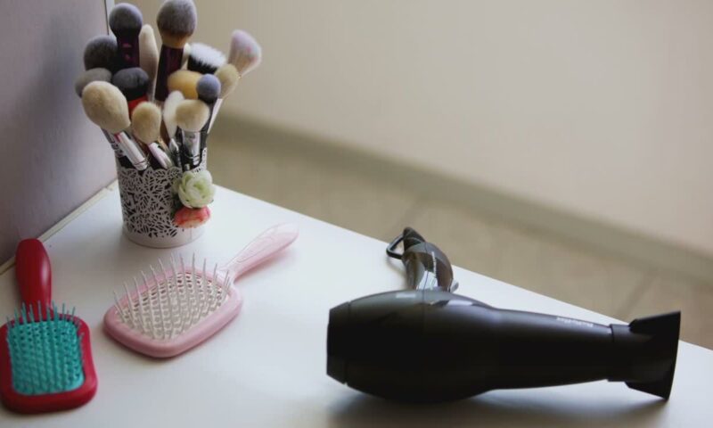 prikaz četke fena i make up četkica na stolu