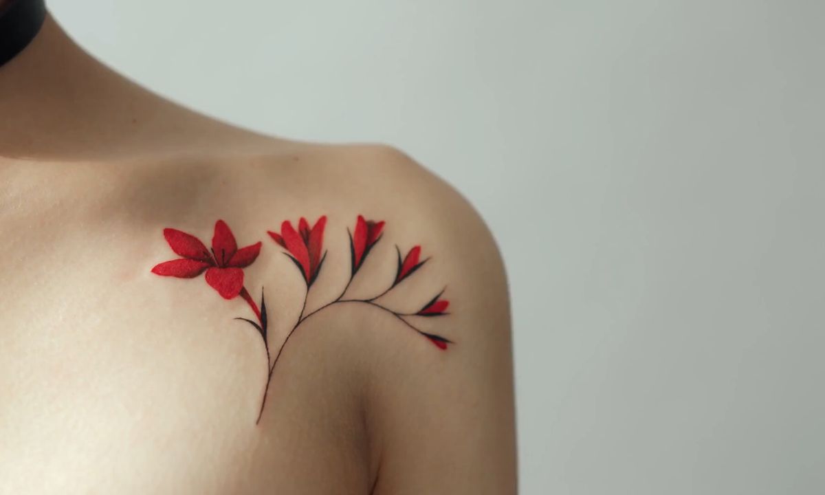 prikaz tetovaže cveta na ramenu