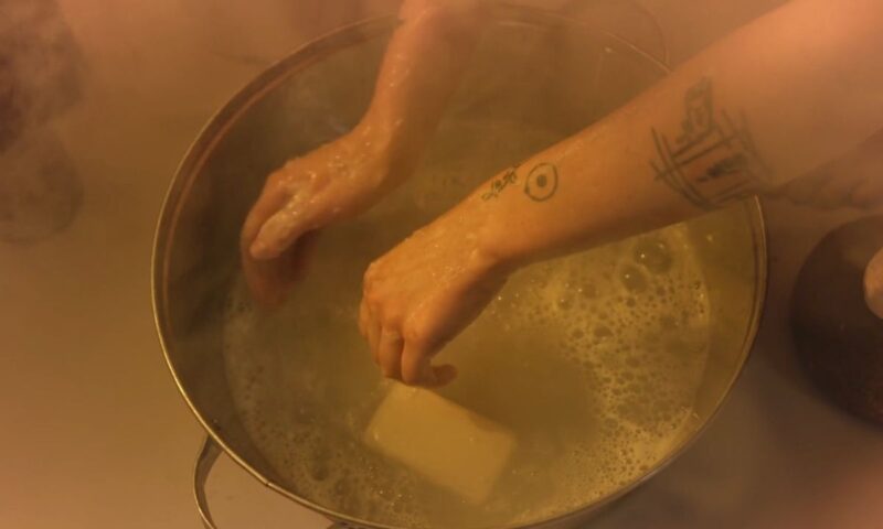 devojka pere svoju tetovažu sa vodom i sapunom