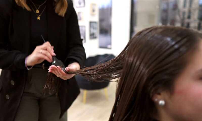 devojka na tretmanu kose keratinom